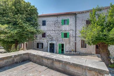 Lovely 15th Century apartment in Osor