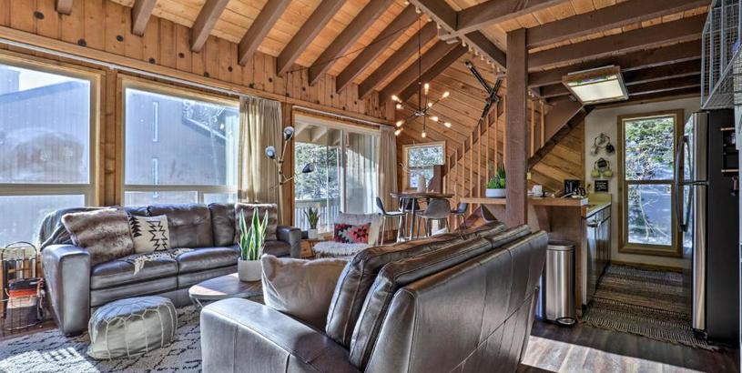 Апартаменты Brian Head Condo with Deck and View - Walk to Ski Lift