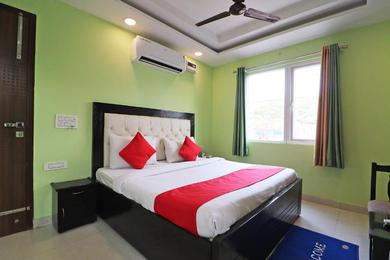 Hotel OYO Mannat Residency Near Rohini Sector 18 Metro Station