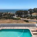 Апартаменты Bright Camps Bay Loft with Stunning Views and Shared Pool