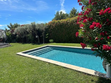 Вилла Villa in the countryside of Aix-en-Provence with swimming pool, bowling alley, air conditioning...