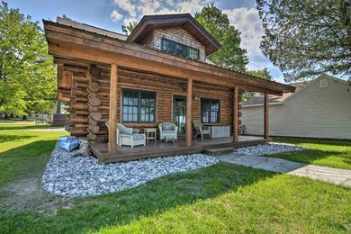 Holiday home Quaint Lakefront Log Cabin with Dock and Kayaks