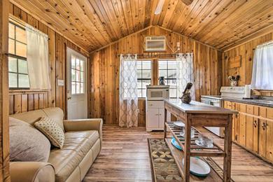 Дом отдыха Couples Cabin with Luxury Deck, 1 Mi to Canyon Lake!