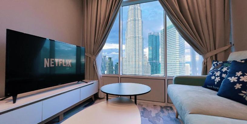 Апартаменты Family Suites at Sky Suites KLCC with Unblocked Sunset View on Top Floor