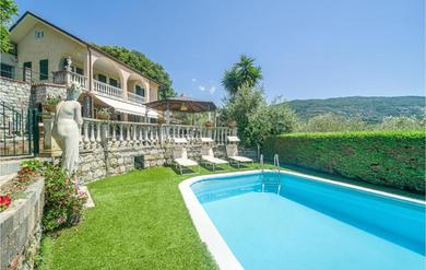 Дом отдыха Amazing home in Chiavari with Outdoor swimming pool, 5 Bedrooms and WiFi