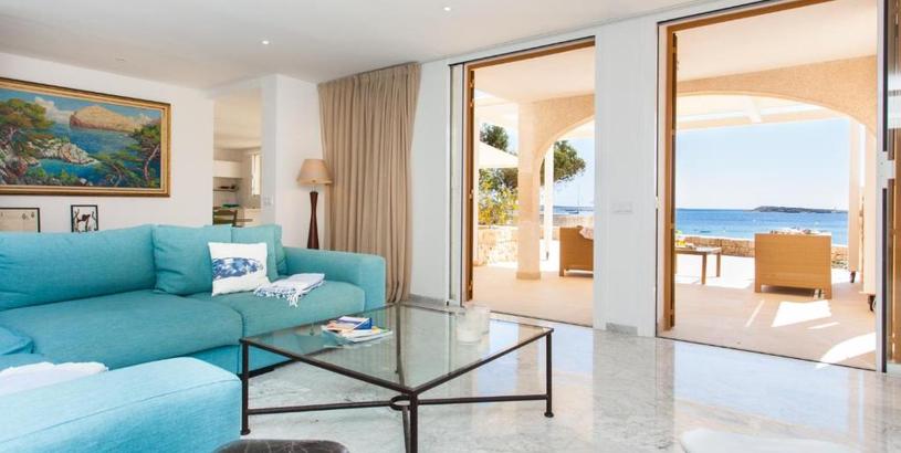 Villa Es turó, luxury beachfront apartment in Colonia San Jordi