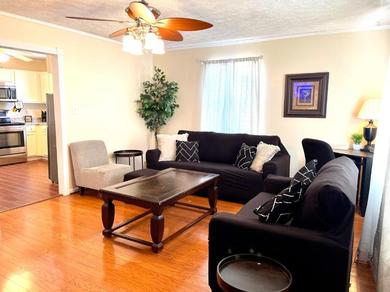 Holiday home 3 Bed 2 Bath House, Quiet & downtown Smart TVs in all rooms, Whole house to yourself