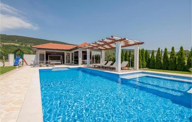 Holiday home Nice Home In Prolozac With 4 Bedrooms, Sauna And Outdoor Swimming Pool