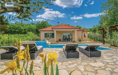 Holiday home Awesome Home In Grubine With 3 Bedrooms, Wifi And Private Swimming Pool