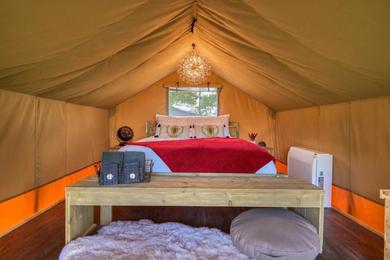 Luxury tent Spectacular Safari Tent at BeeWeaver Honey Farm