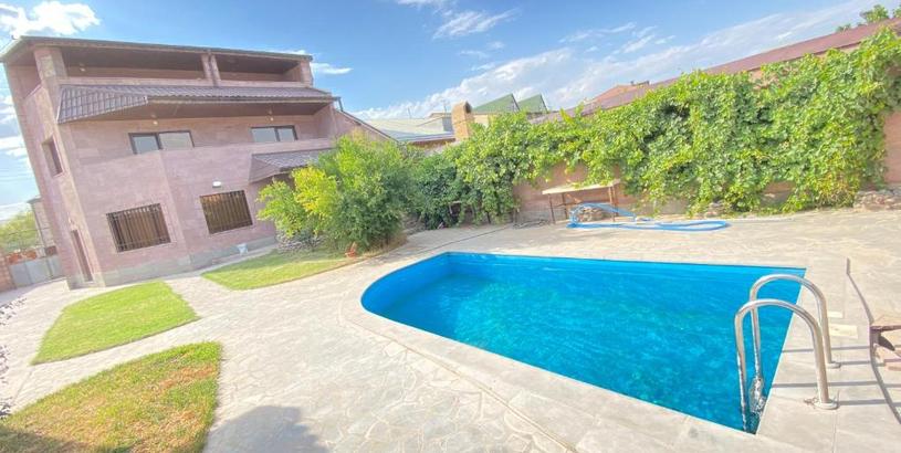 Villa Luxury Villa with a Pool