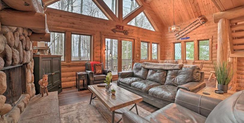 Holiday home Boyne Mountain Cabin with Hot Tub Near Resort!