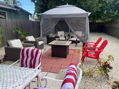 Holiday home 4 minutes to Palm Beach Ocean-3 Bedroom Fenced Backyard Lounge Patio Firepit Grill