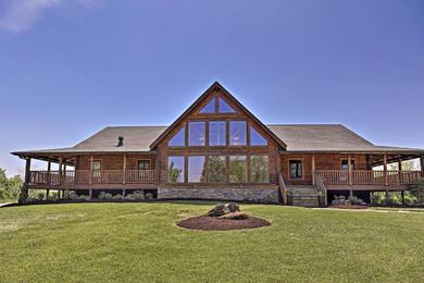 Дом отдыха Beautiful Bluegrass Home on Just Under 100 Acres!