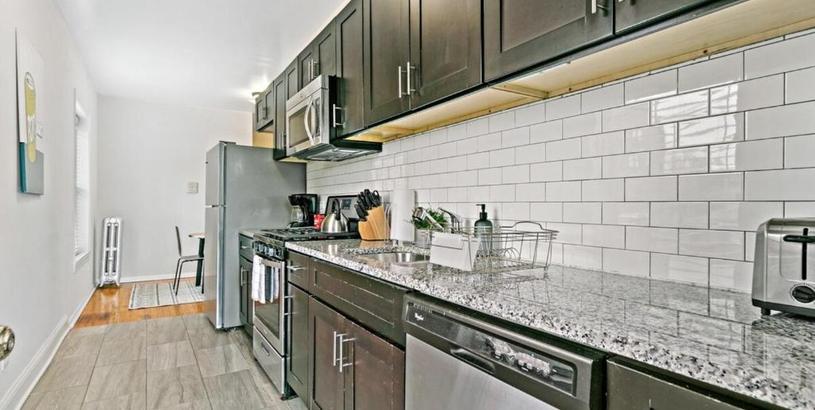 Апартаменты 1BR Rogers Park Apt with King Bed, Kitchen in Loyola - Lunt 2E