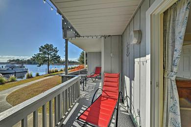 New Bern Condo on Marina with Community Pool and More!