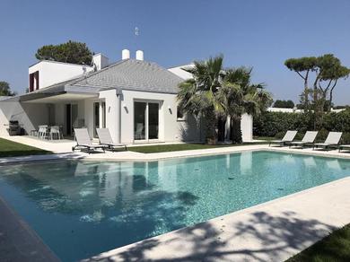 Villa Modern Villa with Private Pool in Isola Albarella