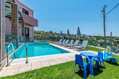 Вилла Villa Anthi, a modern villa with salted water pool,hot tub & BBQ!