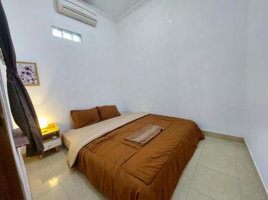 Отель Rumah 72m2 Dengan 2 Kamar Tidur di Pusat Kota Jogjakarta Romeesa House