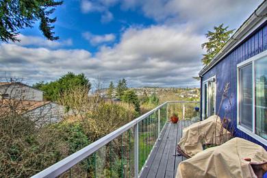 Дом отдыха Puget Sound Home with Beautiful Yard and Deck!