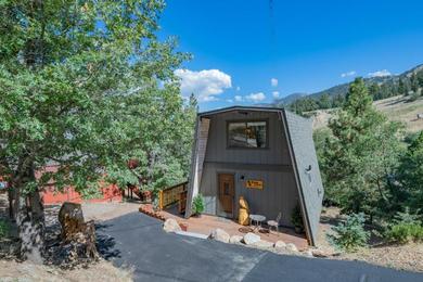 Moon View Cabin- Gorgeous views of the mountain with a hot tub!