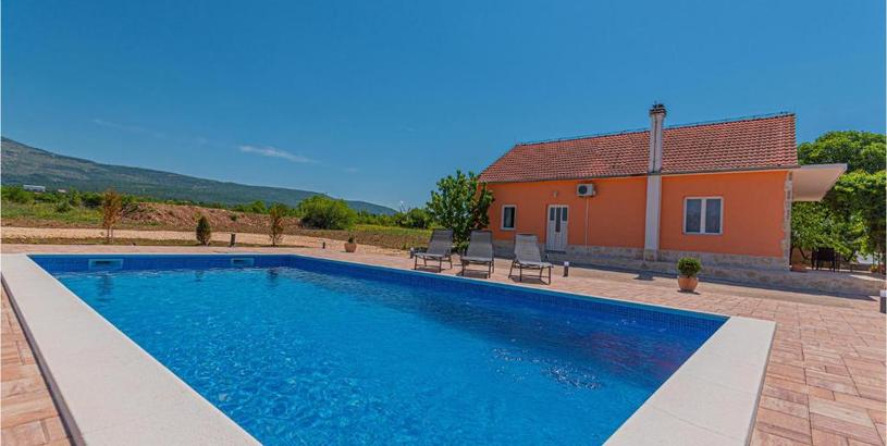 Дом отдыха Amazing home in Trbounje with Outdoor swimming pool, WiFi and 3 Bedrooms