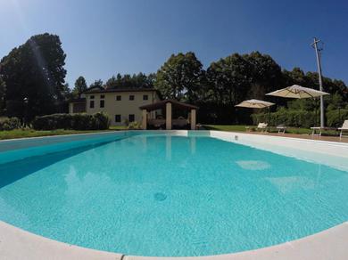 Aparthotel CASALE LA FATA -tipico toscano immerso nelle colline tra Lucca e Versilia, 6 appartamenti indipendenti