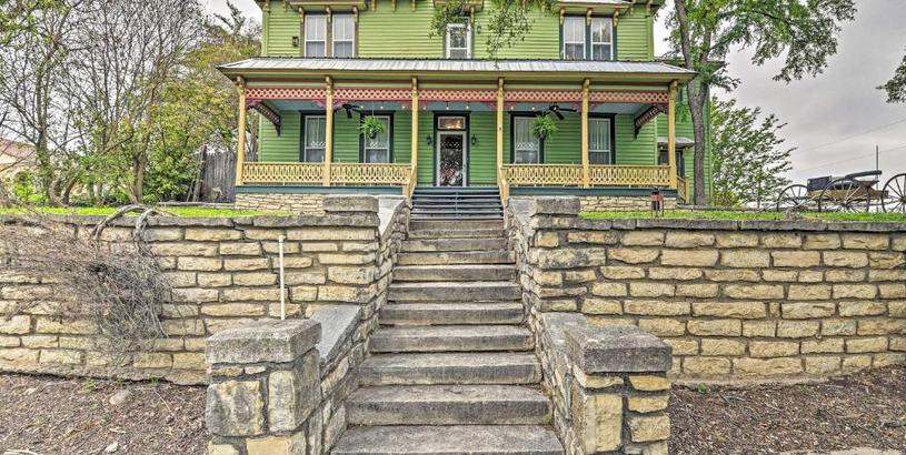 Дом отдыха The Lilly House Historic Glen Rose Home with Porch!