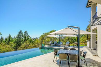 Вилла Grand Villa with Striking Views and Infinity Pool