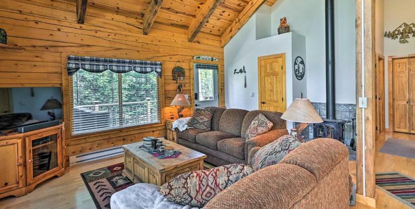 Дом отдыха Pet-Friendly Jefferson Cabin with Deck and Views!
