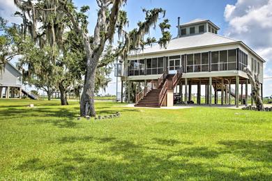 Holiday home Slidell Home with Fireplace, BBQ and Outdoor Living!