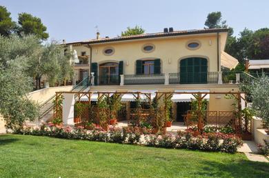 Вилла Borghetto II Villa Sleeps 16 with Pool and Air Con
