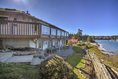 Holiday home Waterfront PNW Escape with Deck and Beach Access!