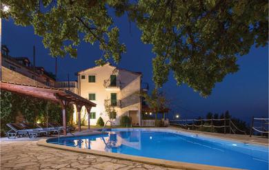 Holiday home Nice Home In Podstrana With 7 Bedrooms, Jacuzzi And Outdoor Swimming Pool