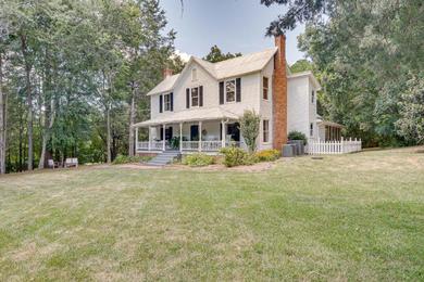 Hotel Historic and Charming Pittsboro Home with Fireplaces