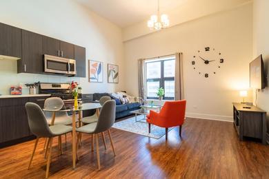 Apartments McCormick Place 420 friendly 3br-2ba in Downtown Chicago with optional parking for 8 guests