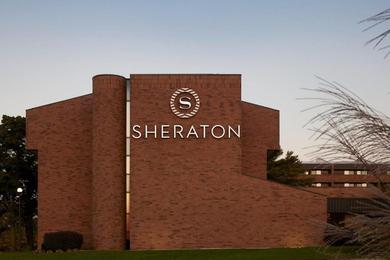 Отель Sheraton Grand Rapids Airport Hotel