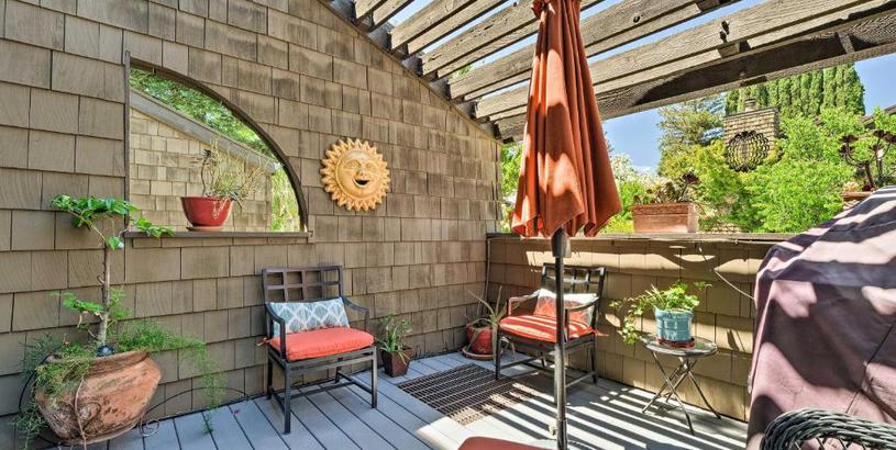 Holiday home Deluxe Townhome with Deck, 2 Mi to Downtown Modesto!