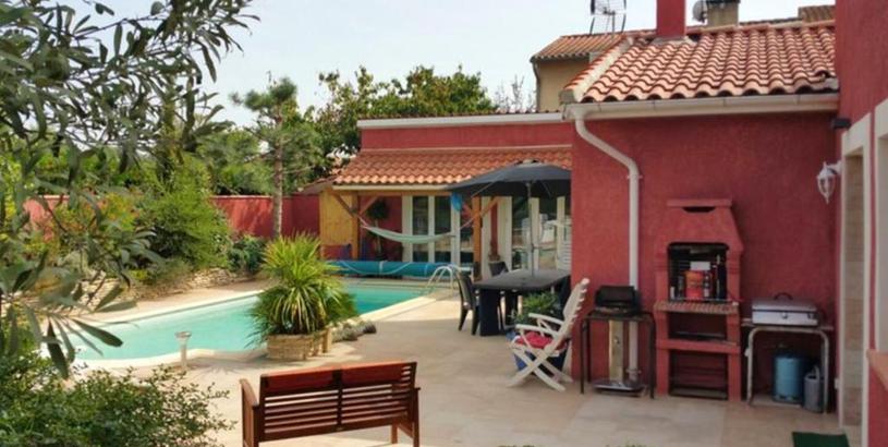 Дом отдыха Maison d'une chambre avec vue sur la ville piscine privee et jardin clos a Roques