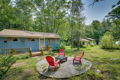 Hotel Cozy Becket Cottage Escape with Lake Access!
