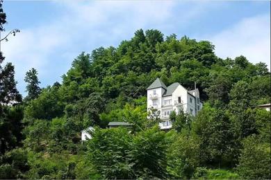 Guest house Белый дом в горах, утопающий в зелени