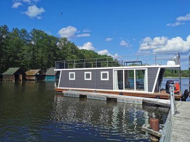 Hausboot-Urlaub24 de - Müritz, festliegend mit Sauna - Beiboot buchbar