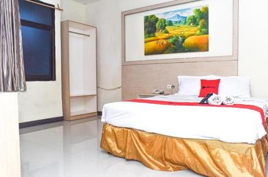 Hotel RedDoorz Plus near Sultan Hasanuddin Airport