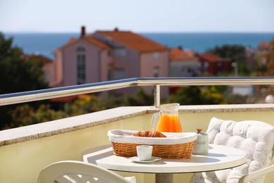 Apartments The Florens Residence near the beach with the pool, BBQ and kids playground, Zadar Diklo