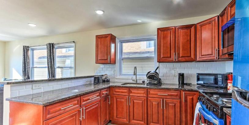 Дом отдыха Bright Irvington Home about 2 Mi to Prudential Center!