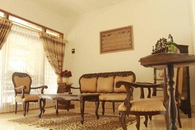 Дом отдыха Rumah Pakde Cozy and Spacious Javanese House with 3 Rooms with AC