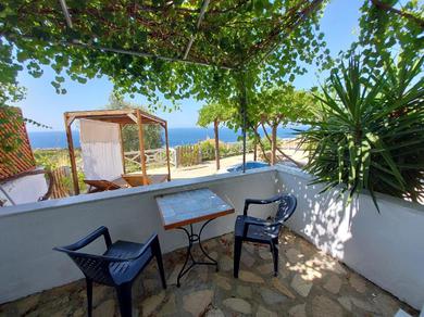 Дом отдыха Beautiful house located on a hill with a spectacular sea view in Samos Island