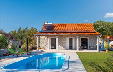  Amazing home in Puljane w/ Outdoor swimming pool and 2 Bedrooms