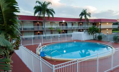 Hotel Express Inn & Suites - 5 Miles from St Petersburg Clearwater Airport