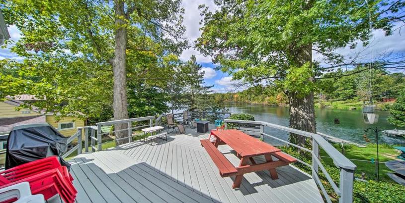 Дом отдыха Lakefront Burton Home with Deck, Grill and Views!